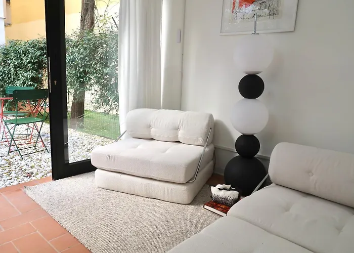 Charming Garden Home, 10 Min Walk To Duomo شقة
